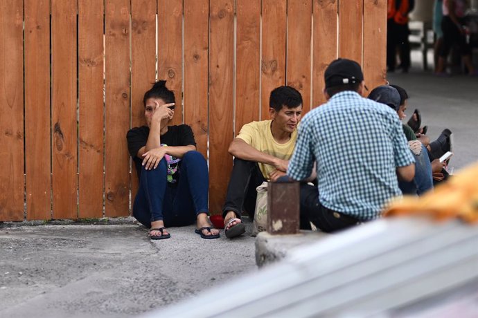 Archivo - REYNOSA, May 17, 2023  -- This photo taken on May 16, 2023 shows migrants at a migrant camp in Reynosa, Mexico.   U.S. and Mexican authorities expect a surge in migrants headed towards the United States with the end of Title 42, a COVID-related 