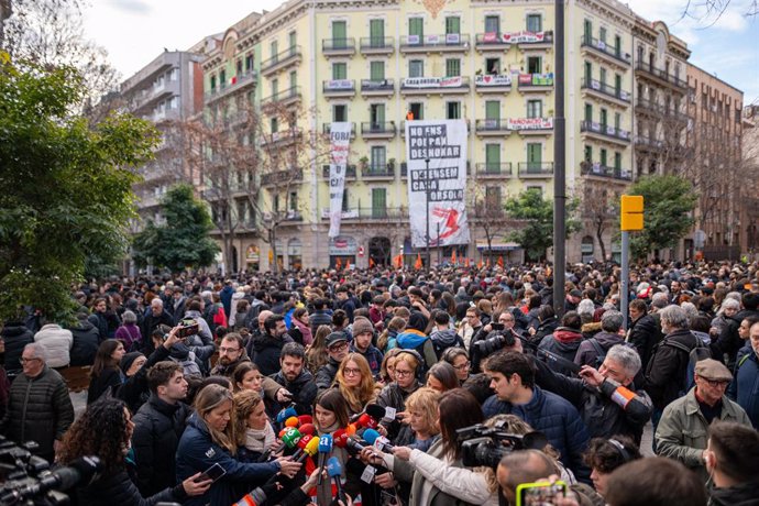 Desenes de persones durant una concentració de Sindicat de Llogateres de Catalunya i veïns en contra del desallotjament de la Casa Orsola