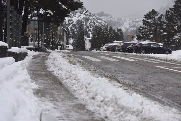 Varios coches cubiertos de nieve, a 30 de enero de 2025, en Canfranc, Huesca, Aragón (España). La Agencia Estatal de Meteorología (Aemet) ha declarado un aviso naranja por intensas nevadas en el Pirineo aragonés, causadas por el paso de la borrasca Ivo. E