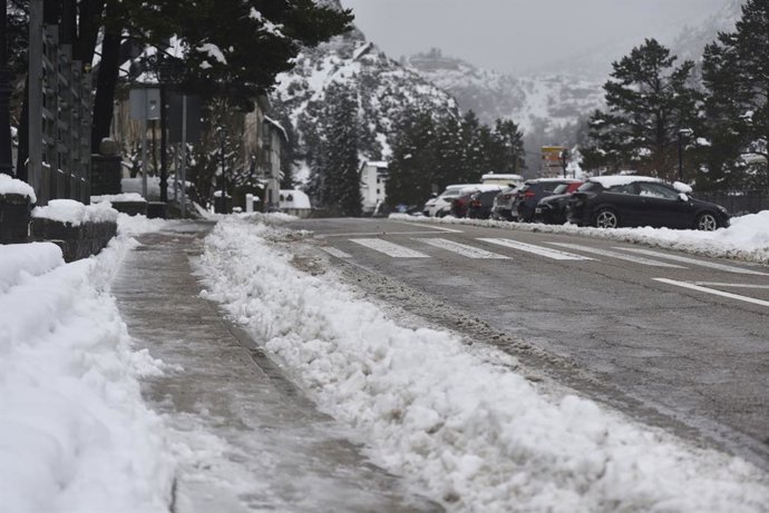 Varios coches cubiertos de nieve, a 30 de enero de 2025, en Canfranc, Huesca, Aragón (España).