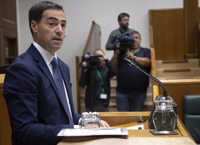 Archivo - El lehendakari responde a una pregunta en el pleno de control 