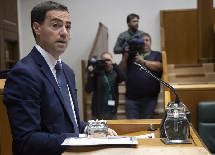 Archivo - El lehendakari responde a una pregunta en el pleno de control de este viernes