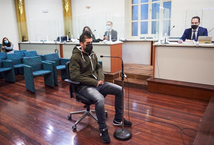 Archivo - El conductor acusado por el accidente mortal de la rotonda de Corbán (Santander) durante el juicio