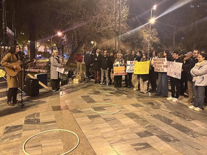 Una concentració demana a Educació que "no elimine" l'ESO i el Batxillerat de l'IES El Palmeral a Oriola.