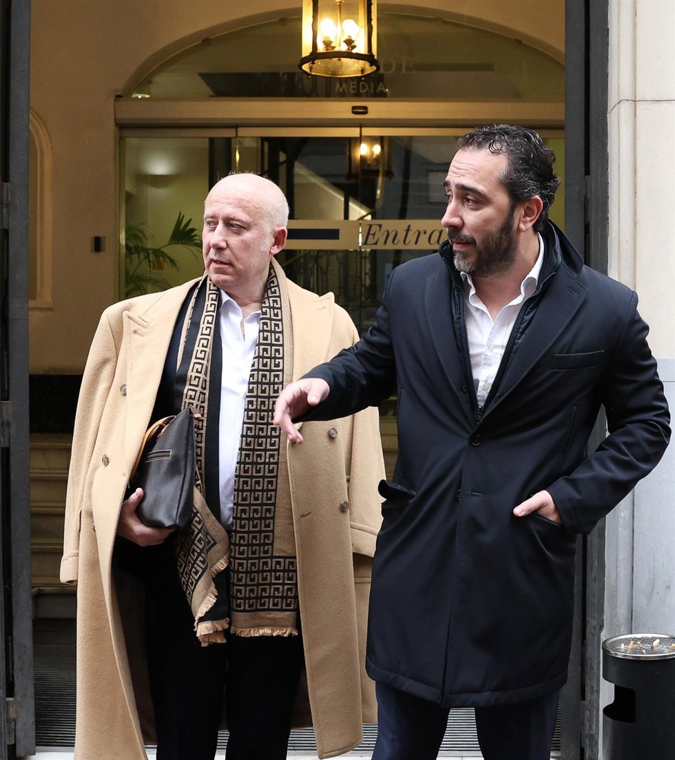 El empresario, Víctor de Aldama(d), atiende a los medios a su salida de una entrevista en la COPE, a 22 de enero de 2025, en Madrid (España). Aldama regresa a 'Herrera en COPE' con novedades importantes en torno a la documentación aportada tanto en el S