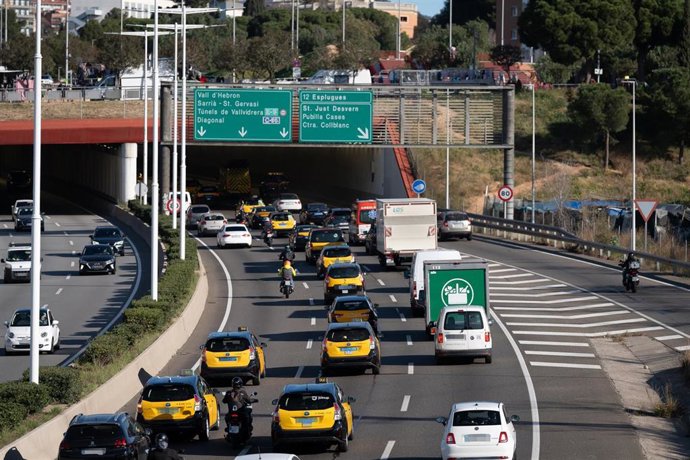 Un grupo de taxis a la altura de Esplugues de Llobregat durante una marcha lenta de taxistas por las rondas de Barcelona, a 29 de enero de 2025