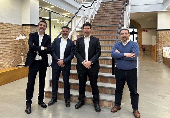 Fernando Sánchez y los investigadores del Grupo TEC-Ener de la CEU UCH, que lideran el proyecto valenciano ReNewEdge presentado en Dinamarca.