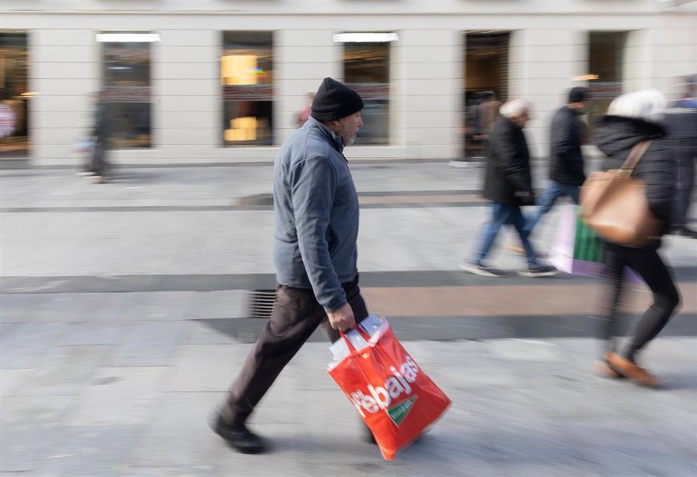 Archivo - Los productos más comprados por los valencianos en las rebajas de invierno de 2025 fueron ropa (76%), calzado y complementos (30%), perfumes (16%), textil y calzado deportivo (22%) y libros (18%)