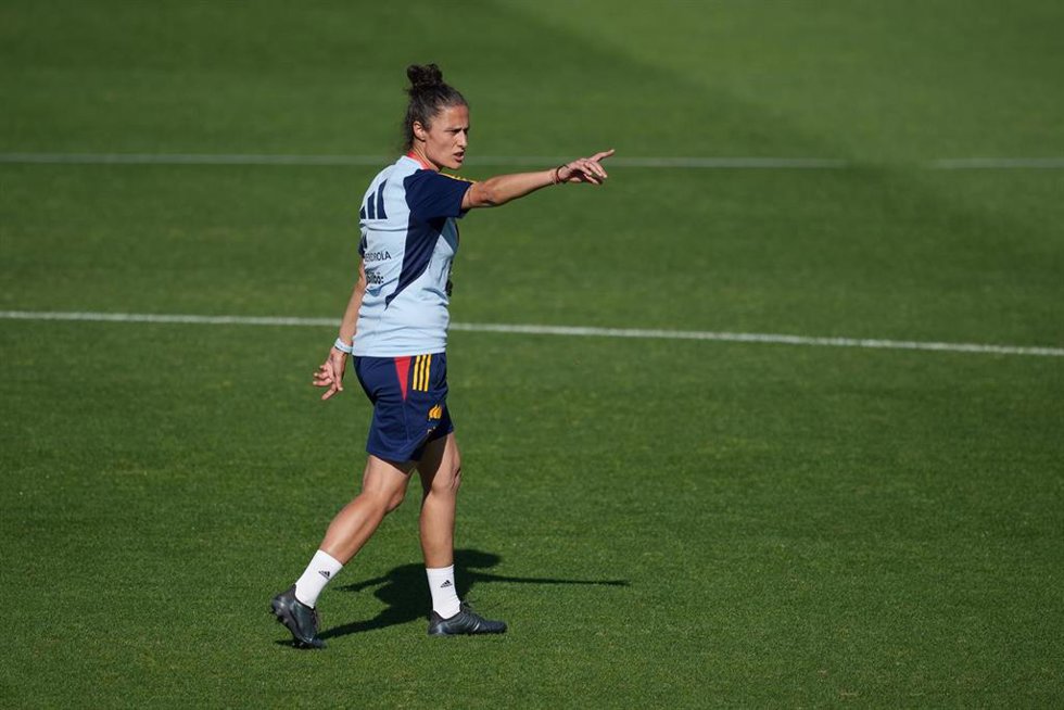 Archivo - Montse Tomé da instrucciones durante un entrenamiento de la selección femenina en Las Rozas