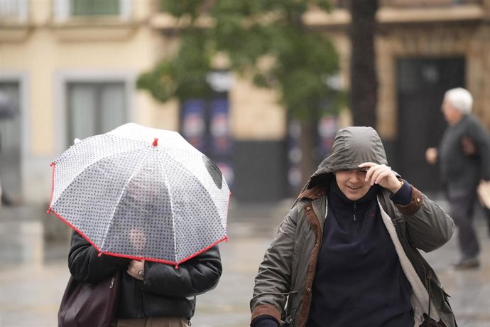 Personas bajo la lluvia
