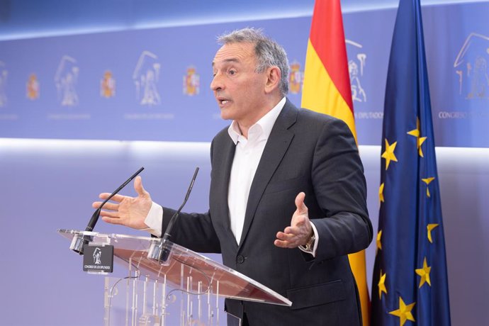 El portavoz de Sumar en la Comisión de Interior del Congreso, Enrique Santiago, durante una rueda de prensa, en el Congreso de los Diputados, a 30 de enero de 2025, en Madrid (España).