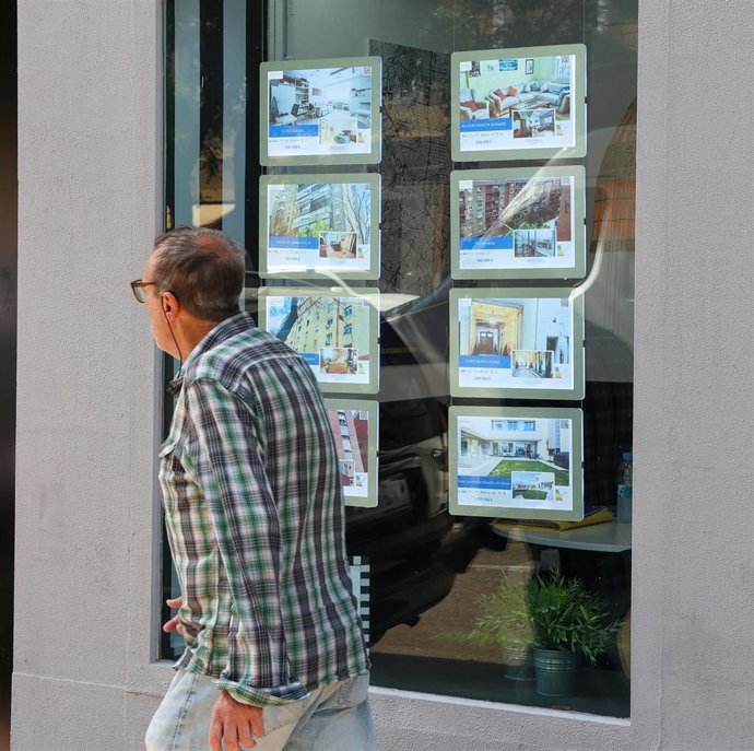 Archivo - Escaparate de una inmobiliaria, a 17 de julio de 2024, en Madrid (España).