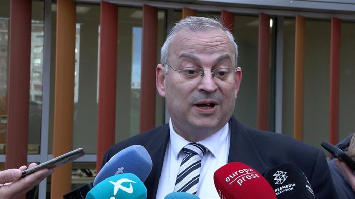 El abogado de HazteOir, Javier Pérez-Roldán, atiende a lo medios a su llegada a los Juzgados de Badajoz