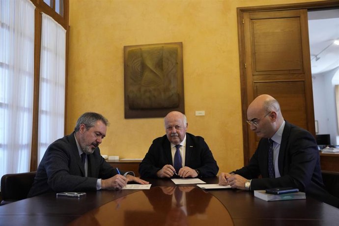 Juan Espadas formaliza su renuncia al escaño en el Parlamento andaluz en presencia del presidente del Parlamento, Jesús Aguirre, y del letrado mayor de la Cámara, Manuel Carrasco.