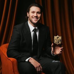 Josh Allen, 'quarterback' de los Bills, posa con su premio de MVP de la temporada 2024 de la NFL