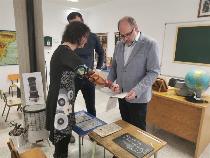 El centro cívico de Valdefierro viaja al siglo XX y recrea el origen del barrio con material original