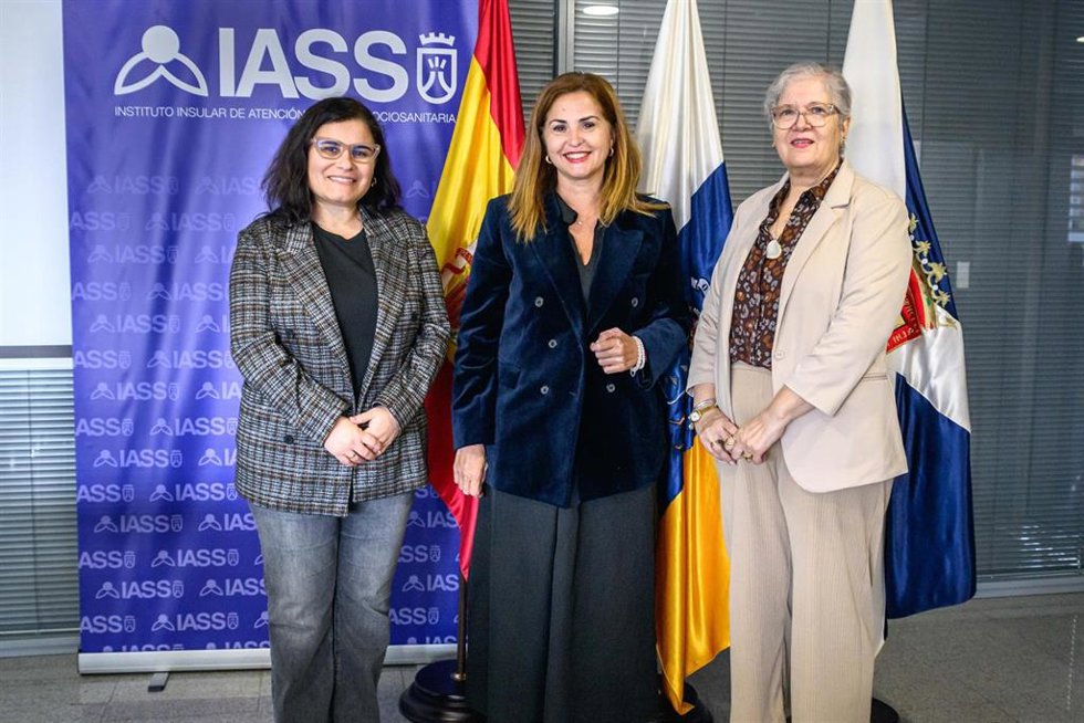 La alcaldesa de candelaria, Mari Brito, la consejera de Acción Social del Cabildo de Tenerife, Águeda Fumero, y la concejal de Servicios Sociales, Olivia Pérez
