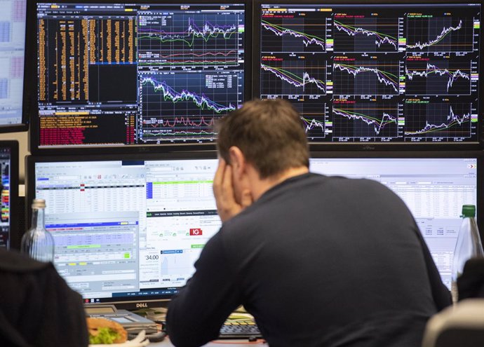 Archivo - 28 February 2020, Hessen, Frankfurt_Main: An exchange trader looks at his monitors at the Frankfurt Stock Exchange. 