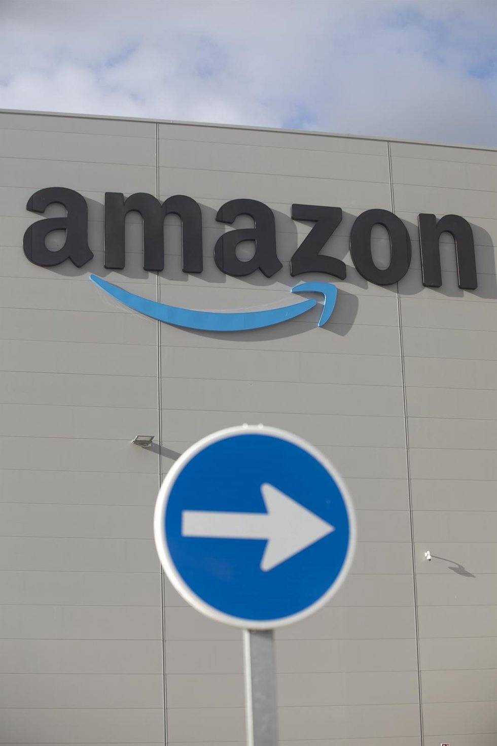Archivo - Fachada del centro Logístico de Amazon en el polígono de Bobes, a 13 de noviembre de 2024, en Siero, Asturias (España).