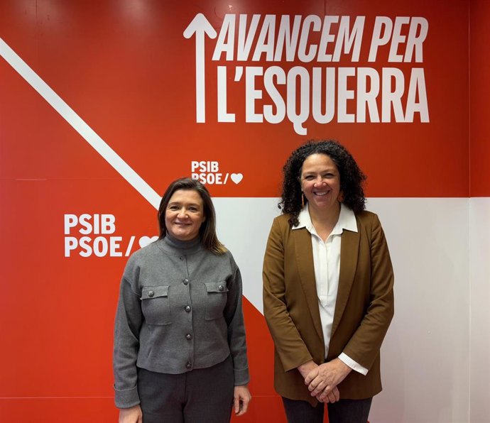 La diputada del PSIB Mercedes Garrido y la portavoz del PSIB en el Consell de Mallorca, Catalina Cladera.