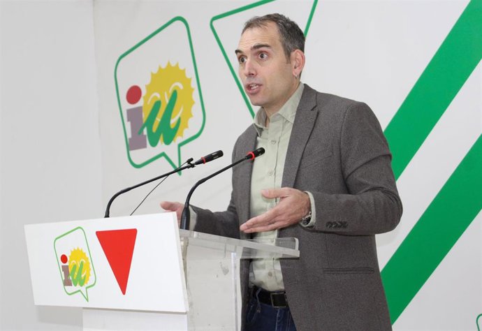 El coordinador general de IU Andalucía, Toni Valero, en rueda de prensa en Málaga. (Foto de archivo).