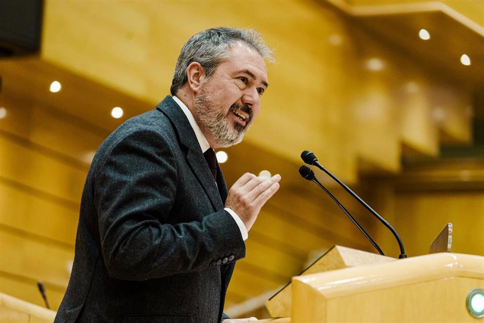 El senador del PSOE Juan Espadas interviene durante una sesión plenaria extraordinaria, en el Senado, a 28 de enero de 2025, en Madrid (España).  