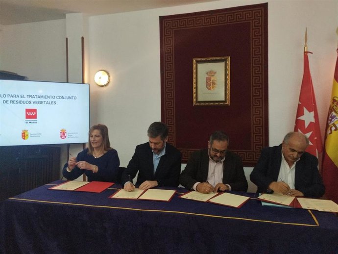 La Comunidad de Madrid firma convenio para la compra de maquinaria destinada al tratamiento de residuos vegetales en Cadalso de Los Vidrios, Cenicientos y Rozas de Puerto Real.