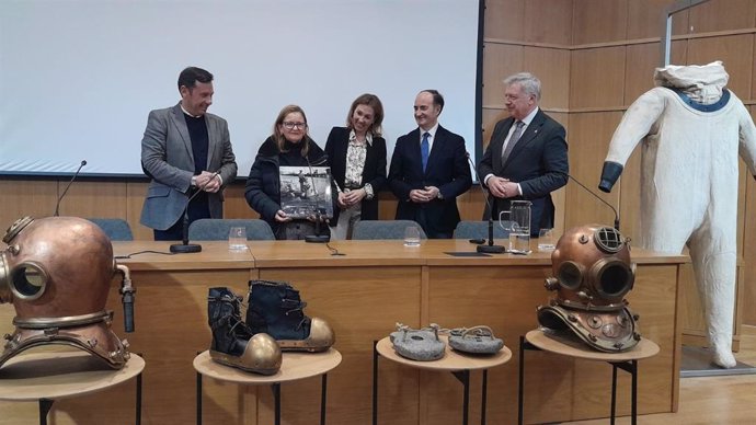 La delegada territorial de Turismo, Cultura y Deporte en la provincia de Cádiz, Tania Barcelona, el presidente de la APBA, Gerardo Landaluce, y el director general del IAPH, Juan José Primo, junto al traje de buzo restaurado.