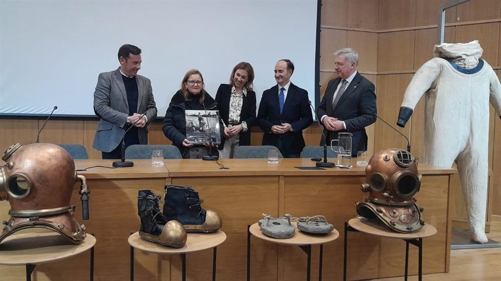 La delegada territorial de Turismo, Cultura y Deporte en la provincia de Cádiz, Tania Barcelona, el presidente de la APBA, Gerardo Landaluce, y el director general del IAPH, Juan José Primo, junto al traje de buzo restaurado.