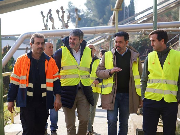 El presidente provincial del Partido Popular de Huesca, Gerardo Oliván; el diputado por Huesca, Javier Folch; y la directora general de Energía y Minas del Gobierno de Aragón, Yolanda Vallés, visitan una empresa del Grupo Neoelectra, en El Grado (Huesca)
