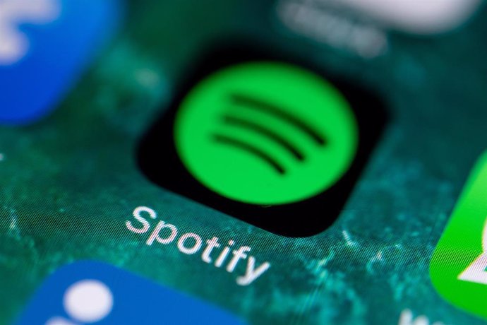 Archivo - FILED - 21 June 2019, Stuttgart: A general view of the Spotify logo displayed the screen of a cellular phone. 