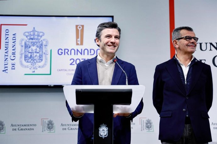 El edil de Presidencia de Granada, Jorge Saavedra, se dirige a los medios en presencia del concejal de Cultura, Juan Ramón Ferreira