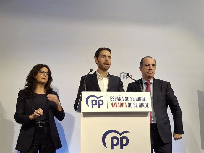 Los diputados del PP, Sergio Sayas y Carlos García Adanero, y la parlamentaria del PPN Maribel García Malo.