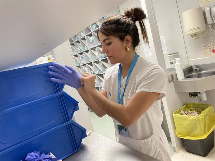 La investigadora predoctoral de IrsiCaixa Elisa Molina, autora del estudio.