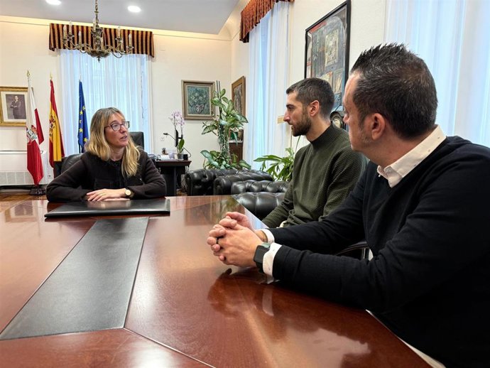 La delegada del Gobierno, Eugenia Gómez de Diego, se reúne con el nuevo delegado territorial de la AEMET en Cantabria, Sergio Fernández, y con su antecesor Arcadio Blasco