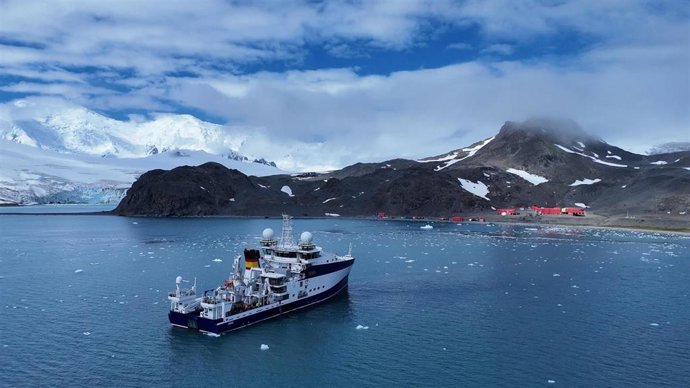 Barco espalol en la Antártida.