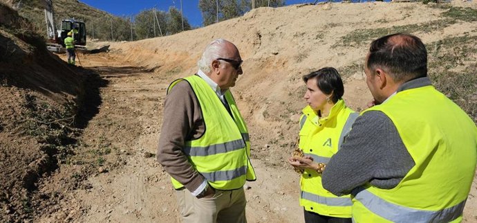 Visita a uno de los caminos donde se ejecutan las obras.