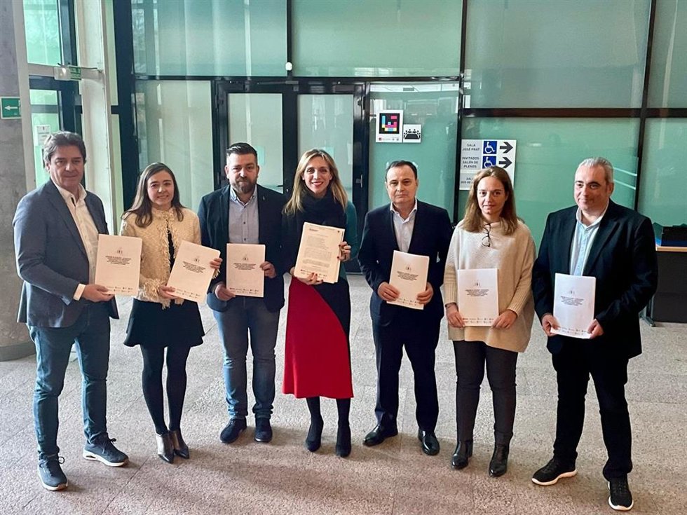 Alcaldes del PSOE registran en la Asamblea de Madrid una iniciativa legislativa popular para aplicar la Ley de Vivienda estatal