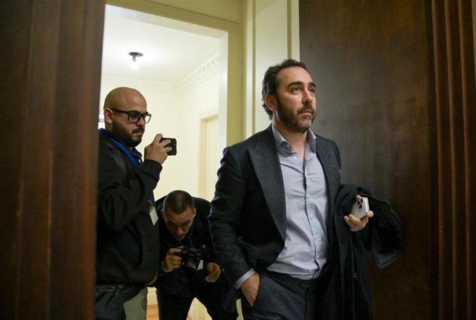 El empresario Víctor de Aldama, a su llegada a la comisión de investigación sobre el material sanitario para los efectos de la COVID-19, en la sede del Parlamento de Canarias, a 30 de enero de 2025, en Santa Cruz de Tenerife, Tenerife, Canarias (España). 