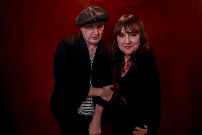 Archivo - El grupo musical Amaral posa para Europa Press, en el Teatro Eslava de Madrid, a 14 de noviembre de 2023, en Madrid (España). Amaral es un grupo musical español de pop rock?? originario de Zaragoza, formado por Eva Amaral y Juan Aguirre. Su disc