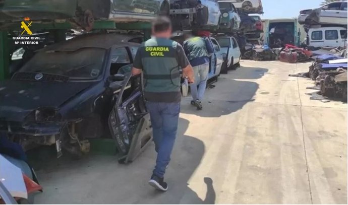 Agentes de la Guardia Civil inspeccionan vehículos en desgüace en el marco de la operación 'Letocatcyl', dedicada a revisar la recuperación adecuada de gases de aire acondicionado de turismos.