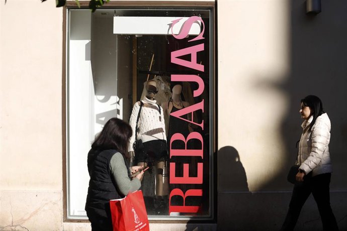 Archivo - Compradores en rebajas.