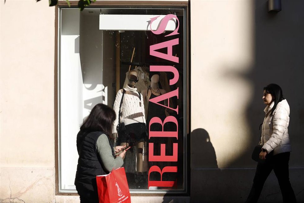 Archivo - Compradores en rebajas.