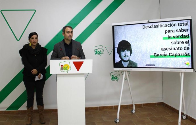 El coordinador general de IU Andalucía y diputado de Sumar en el Congreso, Toni Valero, y la coordinadora provincial de IU Málaga, Toni Morillas, en rueda de prensa