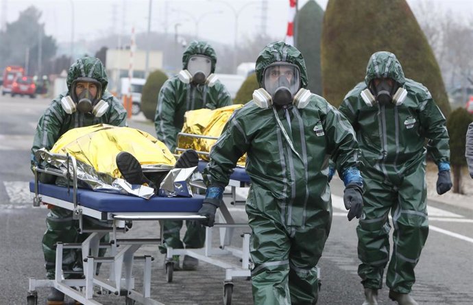 Profesionales de los servicios de emergencias en el simulacro químico.