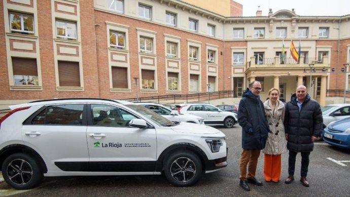La Consejera de Salud y Políticas Sociales, María Martín, presenta los nuevos vehículos adquiridos para mejorar el servicio de valoración de la dependencia del Gobierno de La Rioja