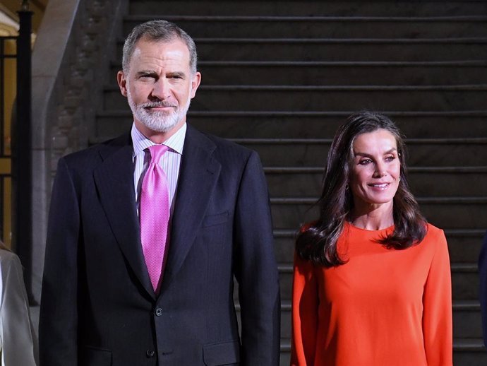 Archivo - Los Reyes de España, Felipe VI y Letizia, durante la celebración del centenario de la primera Casa del Libro de Madrid en el el Círculo de Bellas Artes (CBA), a 30 de marzo de 2023, en Madrid (España)