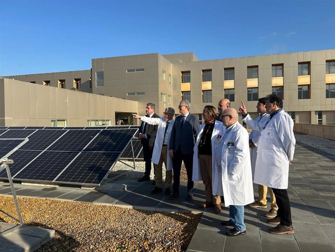 El consejero de Salud, Juan José Pedreño, y el equipo directivo del área II de Salud visitaron la instalación fotovoltaica del hospital Santa Lucía de Cartagena.