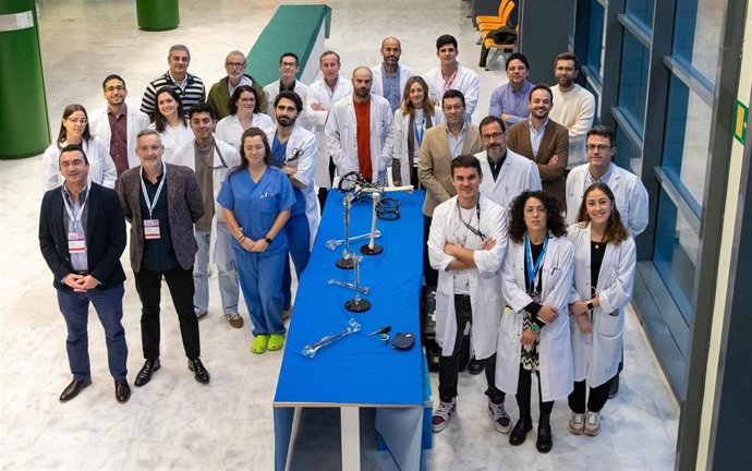 Expertos de Son Espases que se forman en una cirugía puntera para tratar defectos severos de los huesos