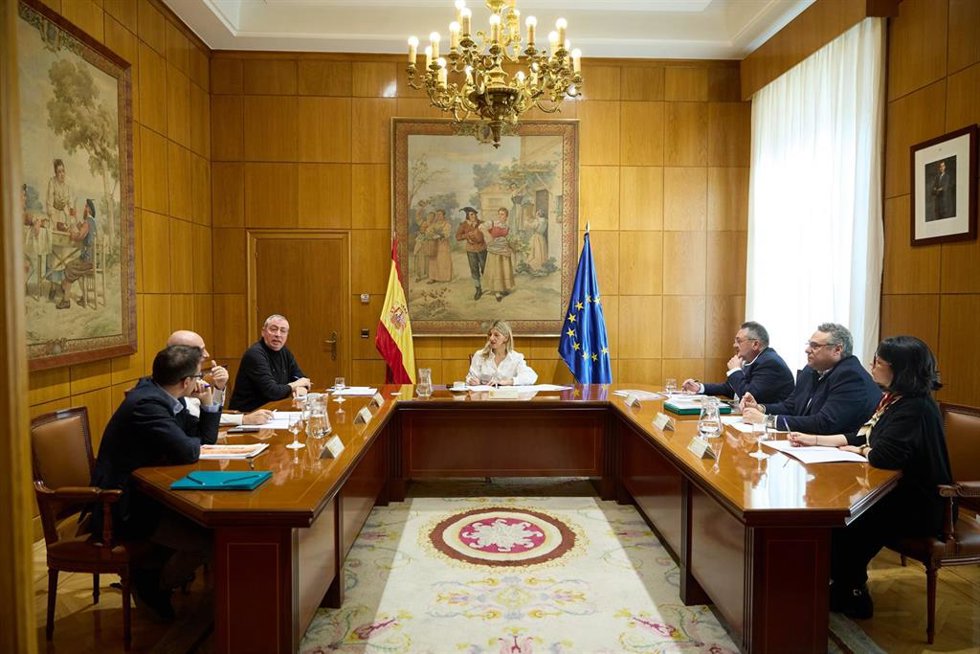 La vicepresidenta segunda y ministra de Trabajo, Yolanda Díaz, durante el encuentro con representantes de la Asociación Nacional del Taxi, en el Ministerio de Trabajo y Economía Social, a 7 de febrero de 2025, en Madrid (España).